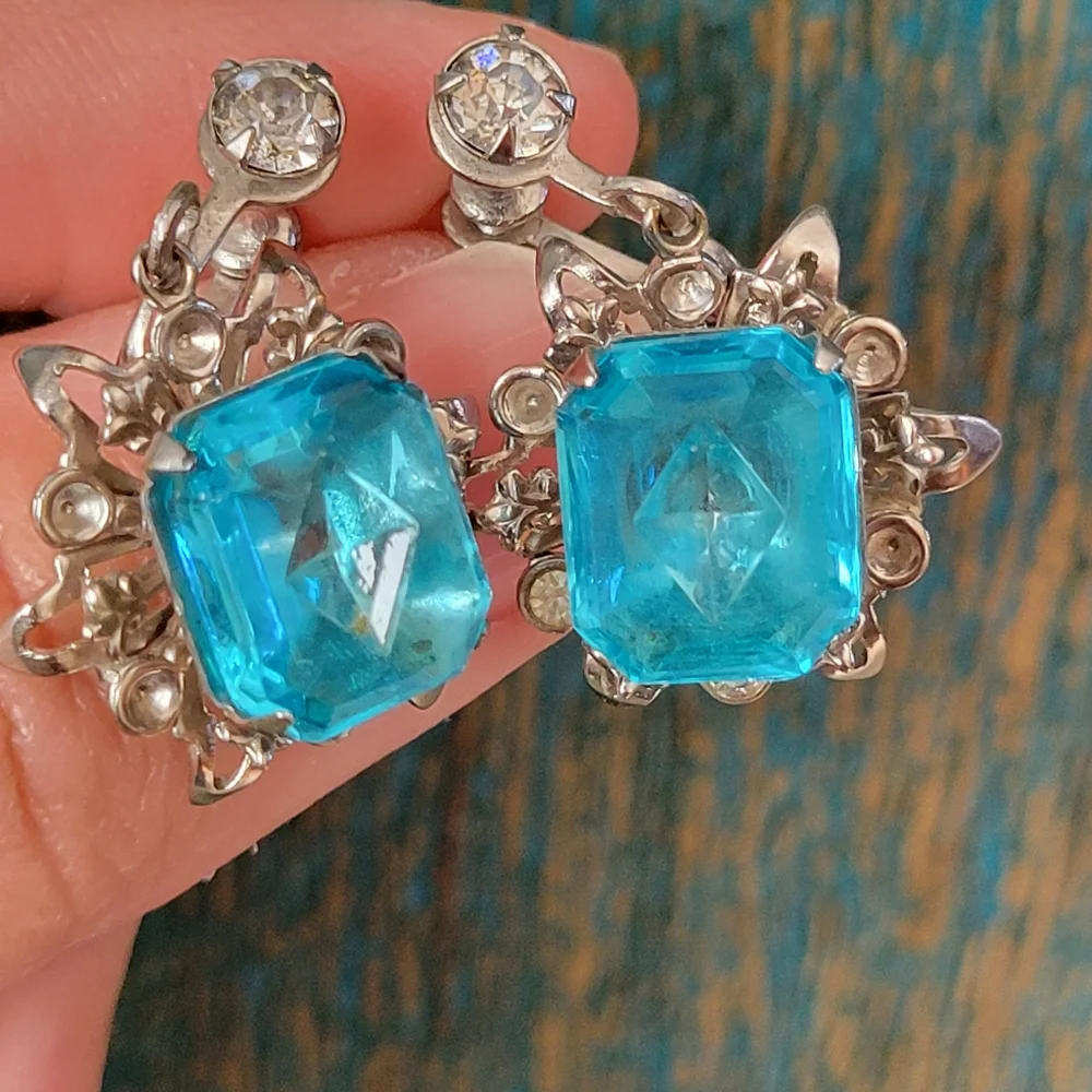 Lovely Vintage Screw-Back Earrings ~ Aquamarine Color ~ Very Pretty!